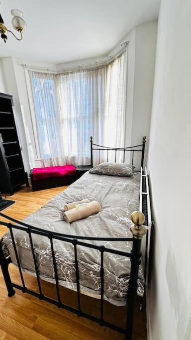 3 Bed House East London Home Екстер'єр фото