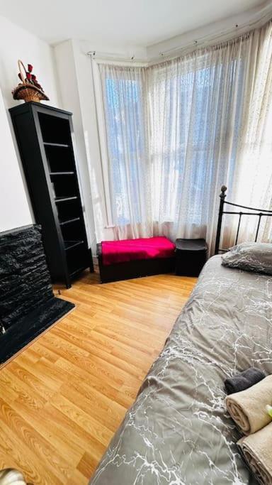 3 Bed House East London Home Екстер'єр фото